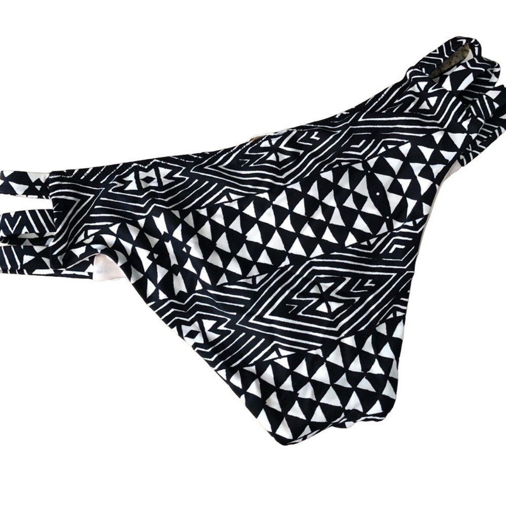 🍁 BUNDLE ONLY - 5/$15 Black and White Aztec Bikini Bottom, Women’s Medium, NWOT - Picture 2 of 3